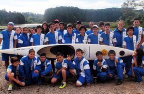 Para cerca de 540 alunos de 12 instituições de ensino em Caxias do Sul, no Rio Grande do Sul, as atividades esportivas deixaram de ser realizadas apenas nas quadras das escolas e passaram a acontecer também na água / Foto: Divulgação/Remadas Solidárias